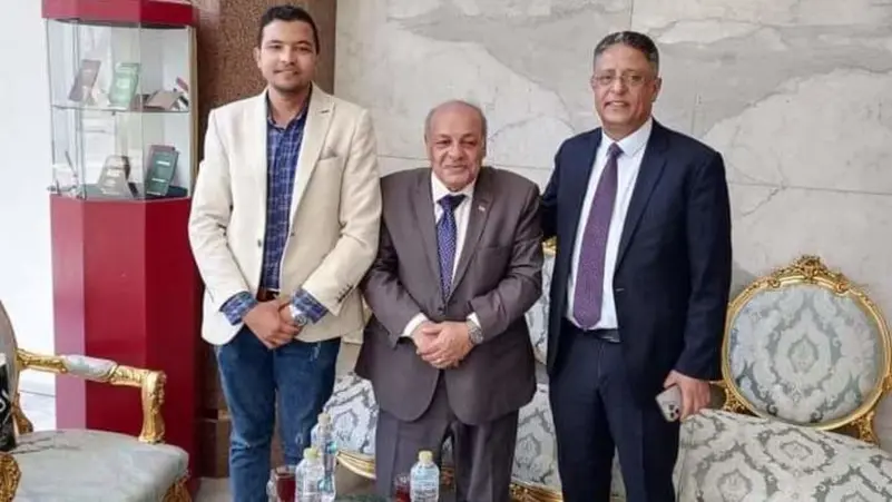 معلم مصري يقدم نموذج للوفاء مع طلابه اليمنيين بعد 35 عاما