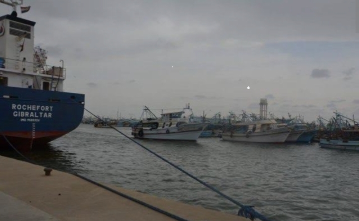 توقف حركة الصيد والملاحة بميناء البرلس  