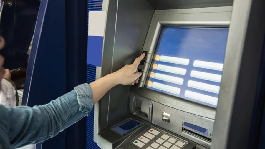 ما هي أسباب سحب بطاقة الفيزا في ماكينة الـ ATM