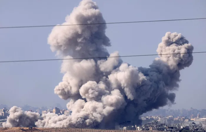 الطائرات الحربية الإسرائيلية تقصف المنطقة الشرقية بـ رفح الفلسطينية