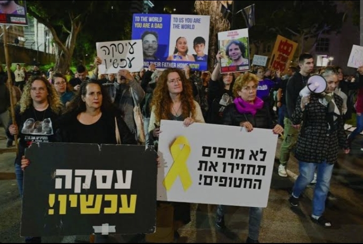 أهالي الأسرى الإسرائيلين يهددون الحكومة الإسرائيلية 
